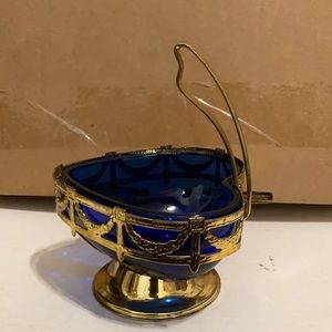 Removable heart shaped candy dish